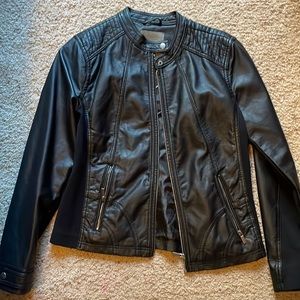 Maurice’s black leather jacket - M